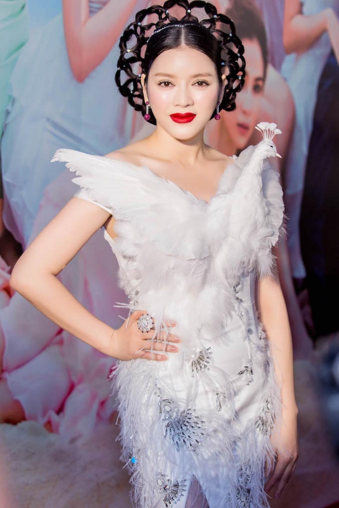 Bộ trang phục con công này được thiết kế trong vòng 7 ngày.