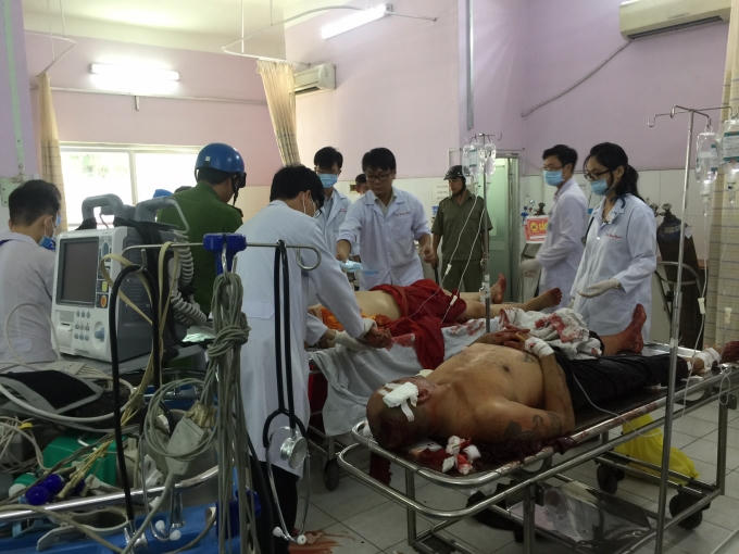 Các nạn nhân được cấp cứu tại bệnh viện.