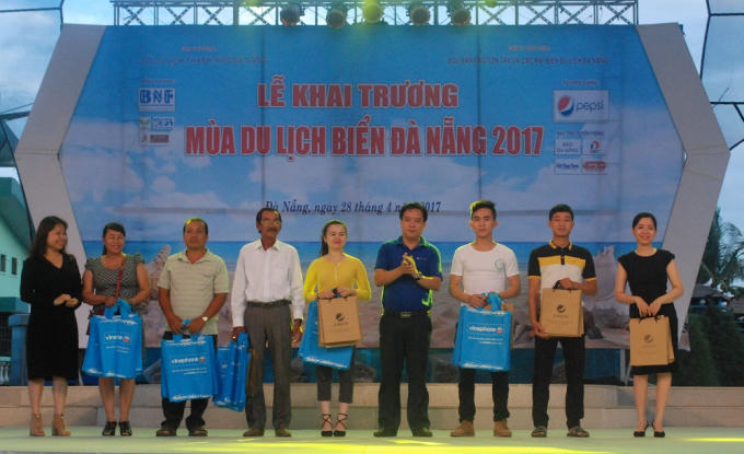 Ban tổ chức chương trình phát động phong trào “Bán đảo Sơn Trà và biển Đà Nẵng nói không với túi nylong".