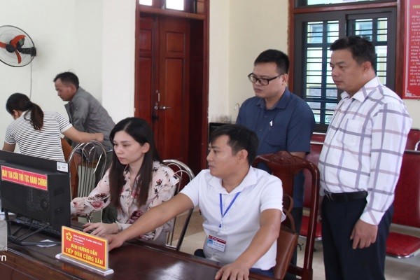 Cán bộ Sở tư pháp tỉnh Ninh Bình hướng dẫn nghiệp vụ chứng thực điện tử tại Trung tâm Phục vụ hành chính công xã Đại Hoàng.