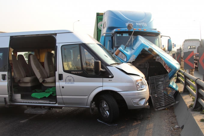 Cận cảnh hiện trường vụ tai nạn liên hoàn trên cầu vượt ngã tư Thủ Đức