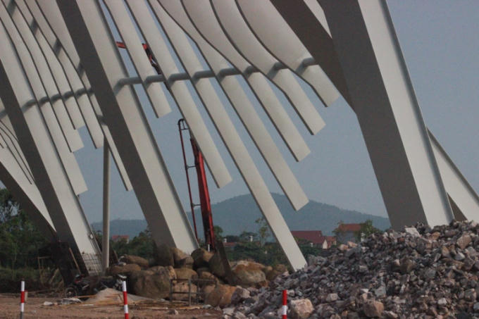 Công trường vẫn còn ngổn ngang nhiều hạng mục chưa được hoàn thiện.