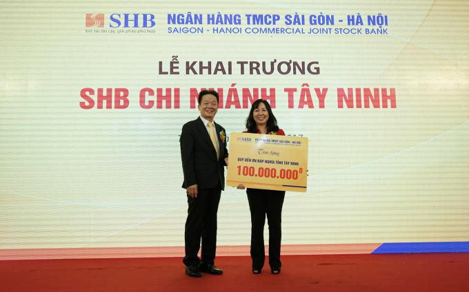 Bà Võ Thanh Thủy – Giám đốc Sở Lao động thương binh và xã hội tỉnh Tây Ninh đại diện Quỹ đền ơn đáp nghĩa tỉnh Tây Ninh nhận món quà ủng hộ từ đại diện ngân hàng – ông Đỗ Quang Hiển – Chủ tịch HĐQT SHB.
