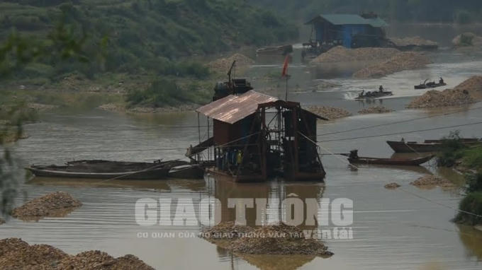 Đất, đá được và chất thải được chất thành núi trên sông Lục Nam.