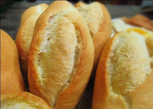 Hầu hết những chiếc bánh mỳ vàng óng, căng phồng bắt mắt được dử dụng bột nở, phụ gia.