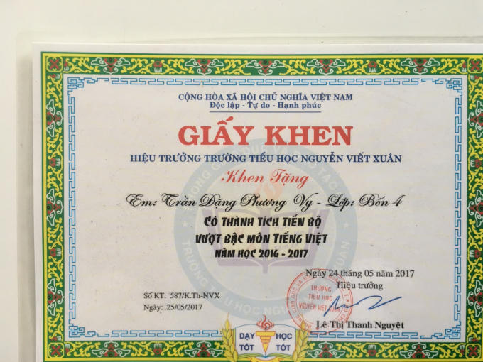 Hình ảnh đời thường đáng yêu và thành tích học tập