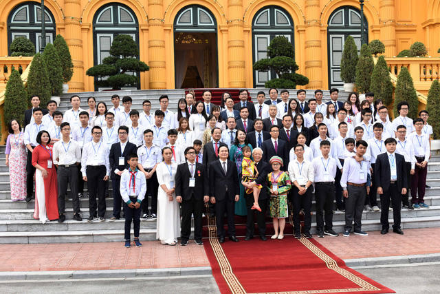 Tổng Bí thư, Chủ tịch nước Nguyễn Phú Trọng và các đại biểu chụp ảnh chung với các em học sinh, sinh viên tiêu biểu, xuất sắc.