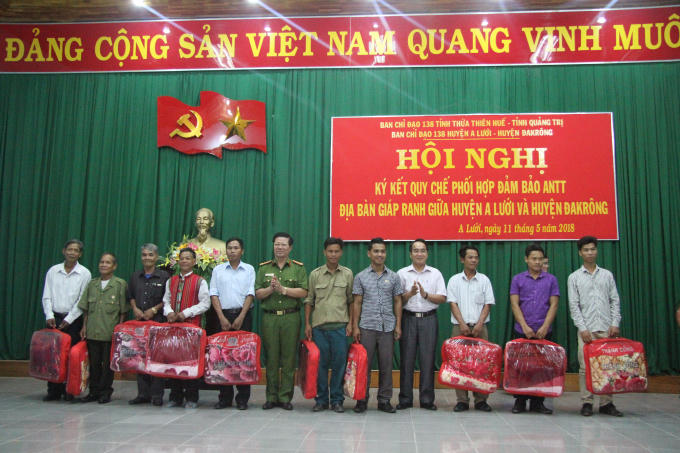 Đại tá Lê Phương Nam - Phó Giám đốc CA tỉnh Quảng Trị đại diện trao tặng 100 xuất quà cho các hộ khó khăn trong địa bàn hai huyện.