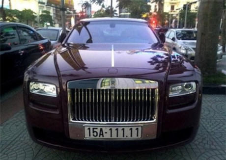Chiếc Rolls-Royce Ghost với biển ngũ quý 1 này thuộc sở hữu của 1 đại gia Hải Phòng. Hiện tại, Rolls-Royce Ghost về Việt Nam với giá gần 19 tỷ đồng.
