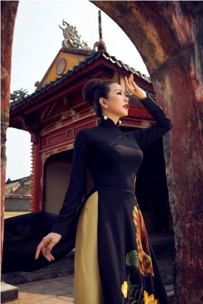 Dù đã là mẹ của 3 con nhưng cô vẫn giữ được vóc dáng thanh mảnh như thời con gái.