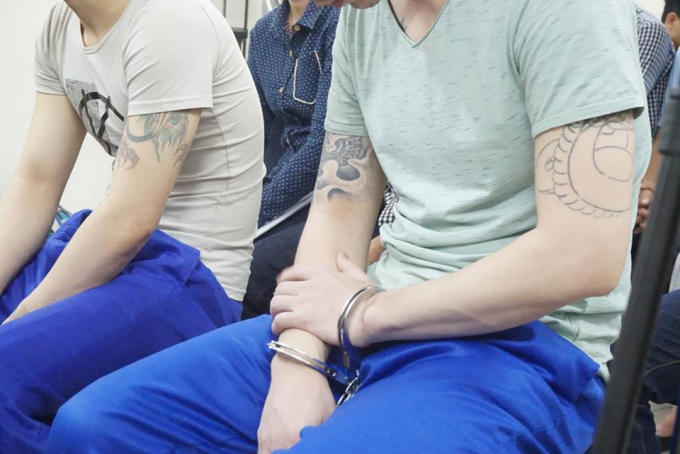 Những hình xăm kỳ quái thể hiện bản chất giang hồ của hai bị cáo.