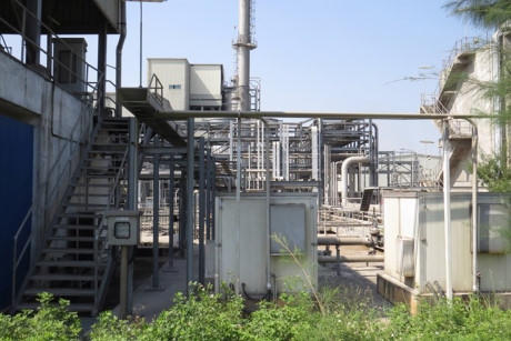 Nhà máy PVTex hiện nay vô cùng ảm đạm. Khuôn viên nhà máy rộng lớn đến 15ha ít bóng người, thi thoảng có vài bóng công nhân đi qua, đi lại. Tiếng động cơ, tiếng máy nổ không còn vang vọng như xưa. Các dây chuyền của nhà máy được quây kín. Lãnh đạo nhà máy hiện nay vẫn phải gồng mình để tìm kiếm một hướng đi mới, với hi vọng vực lại nhà máy. Ảnh: Hải Ninh.