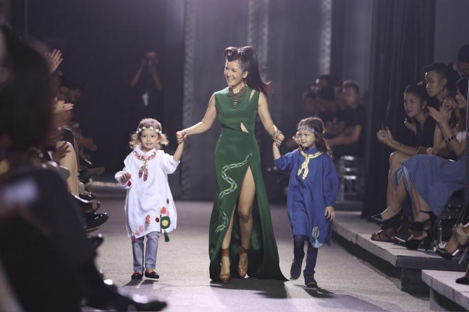 Hồng Nhung cùng 2 con tự tin sải bước trên sàn catwalk.