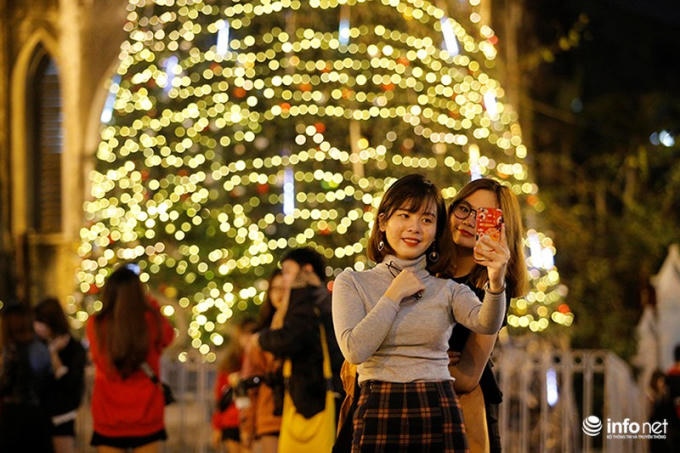 Những bạn trẻ không bỏ lỡ cơ hội để ghi lại hình ảnh hiếm có của Hà Nội trong mùa lễ Giáng sinh.