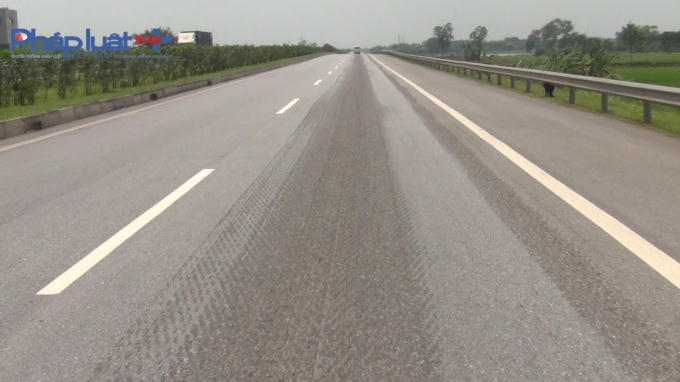 Những vết hằn lún sâu từ 1 đến 3 cm, chạy dài hàng km trên cao tốc Hà Nội - Thái Nguyên.