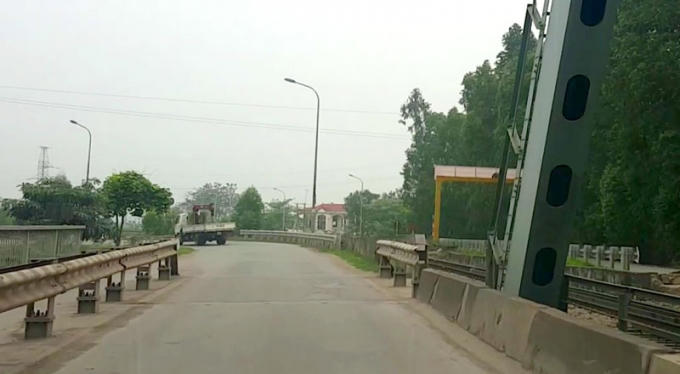 Xe tải mặc nhiên đi trên cầu xuống cấp đã được cắm biển cấm.