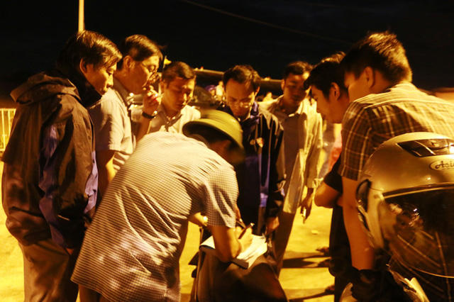 Các địa phương liên tục tổ chức họp khẩn ngay trên đê để có phương án điều chỉnh, báo cáo về Ban chỉ huy. Cuộc họp diễn ra rất căng thẳng, nhiều người mệt nhoài sau nhiều giờ vật lộn với lũ nhưng vẫn cố gắng vì sự bình yên của nhân dân. Ông Đinh Văn Điến nêu rõ, nếu để xảy ra sơ suất, tất cả lãnh đạo phải chịu trách nhiệm trước dân, trước pháp luật, cao nhất là người đứng đầu tỉnh.
