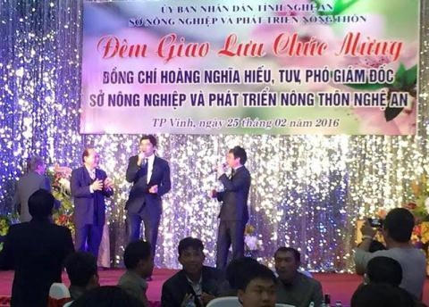 Những "đại tiệc" mừng lên chức như này sẽ bị nghiêm cấm (ảnh: báo Dân Việt).