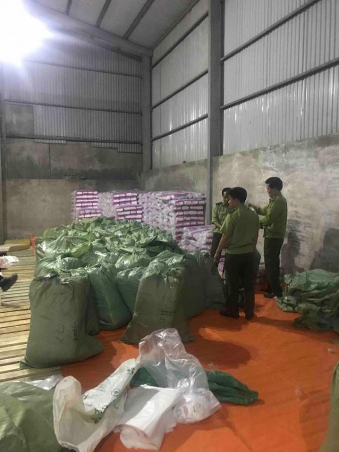 Lực lượng chức năng kiểm tra, phát hiện cơ sở trên đang hoạt động sản xuất sản phẩm bỉm quần có dấu hiệu là hàng giả của hãng "Bobby"