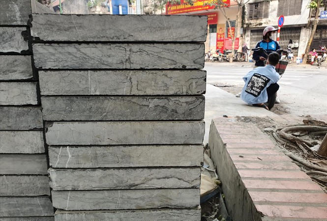 Những viên đá còn nguyên đai, kiện nhưng chằng chịt vết nứt được đưa đi lát vỉa hè Hà Nội