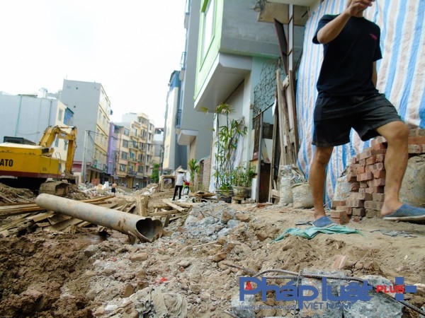 Nguy hiểm cận kề mỗi khi người dân qua đây.