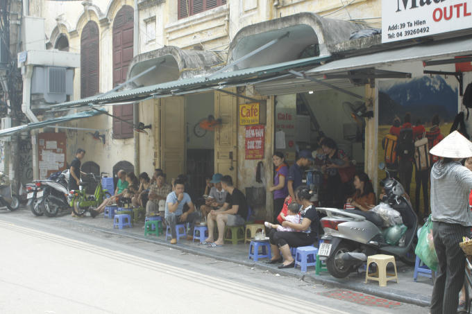 Con phố này dường như "nằm ngoài" sự quản lý của cơ quan chức năng...