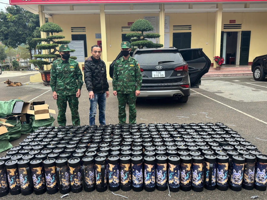 Lực lượng Biên phòng Hoành Mô kiểm đếm 224 bình khí cười N2O bị thu giữ.