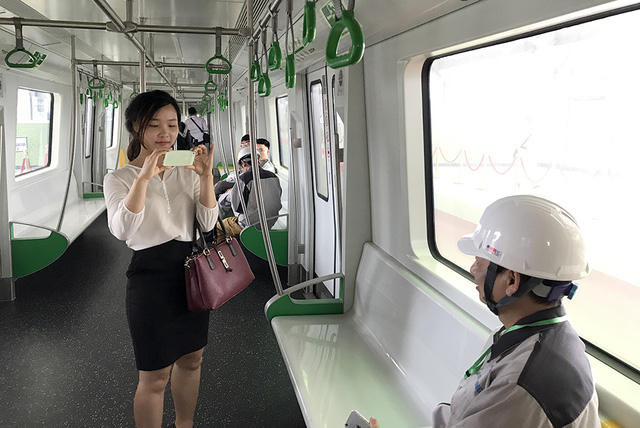 Dù là công nhân thi công tuyến đường sắt Cát Linh - Hà Đông nhưng hôm nay, lần đầu tiên họ mới được vào bên trong khoang tàu