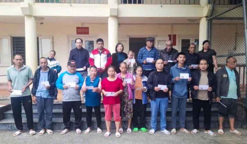 Trung tâm Công tác xã hội và Bảo trợ xã hội số 2 trao quà Tết cho các đối tượng đang được nuôi dưỡng, chăm sóc và quản lý tại Trung tâm. (Ảnh: CTTĐT Lào Cai).