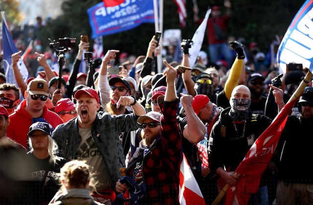 Các hình ảnh và video cho thấy các phương tiện của người ủng hộ đổ dồn về thủ đô của Mỹ, và cuộc tuần hành thu hút hàng chục nghìn người ủng hộ ông Trump tham gia. Họ tập trung ở trước những công trình nổi tiếng để phát đi thông điệp phản đối cuộc bầu cử mà họ cáo buộc là gian lận.