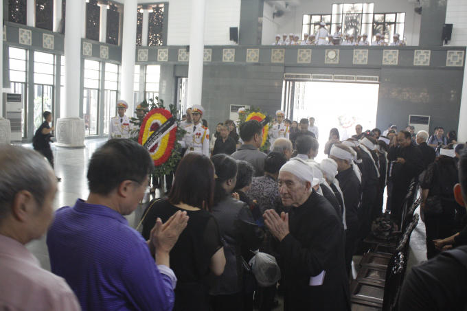 Gia đình bắt tay cảm ơn mọi người đến viếng.