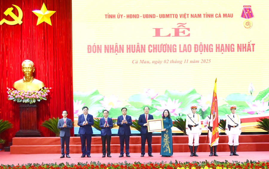 Thay mặt lãnh đạo Đảng, Nhà nước, Phó Chủ tịch nước Võ Thị Ánh Xuân trao Huân chương Lao động hạng Nhất cho Đảng bộ, chính quyền và Nhân dân tỉnh Cà Mau.