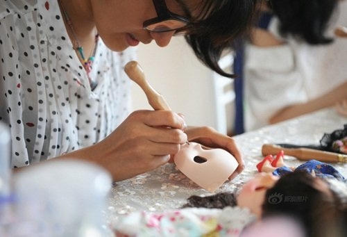 Nữ sinh kiếm bộn tiền nhờ nghề chơi cùng búp bê