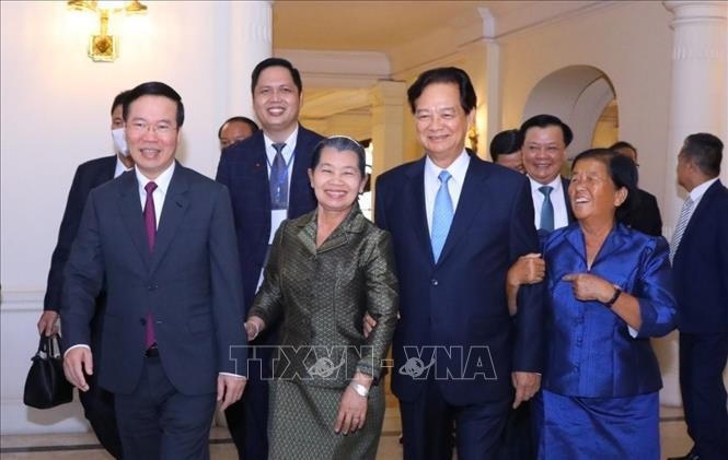 Thường trực Ban Bí thư Võ Văn Thưởng, Phó Chủ tịch Đảng Nhân dân Campuchia (CPP), Phó Thủ tướng, Chủ tịch hội Hữu nghị Campuchia - Việt Nam Men Sam An và nguyên Thủ tướng Nguyễn Tấn Dũng cùng các đại biểu dự lễ kỷ niệm. Ảnh: TTXVN.