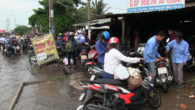 Nhiều xe chết máy do nước ngập quá cao.