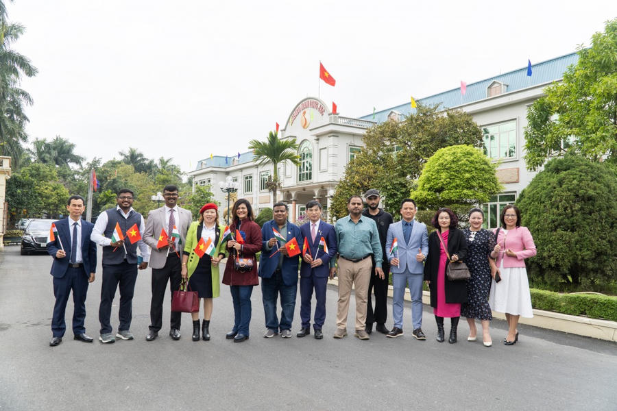 Đoàn công tác chụp ảnh lưu niệm tại chuyến thăm và làm việc tại Công ty CP Bitexco Nam Long.