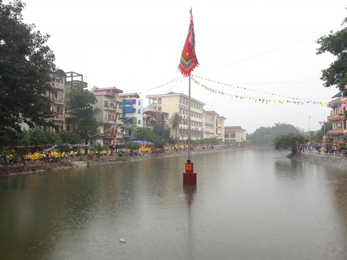 Khúc sông Thủy Giang(sông Pheo), nơi diễn ra cuộc thi đua thuyền của 3 miền. Có tất cả 6 thuyền dự thi đại diện cho 3 miền, thuyền dự thi với ký hiệu bằng màu sắc trang phục. Quãng đường đua của cuộc thi dài 2000 mét.