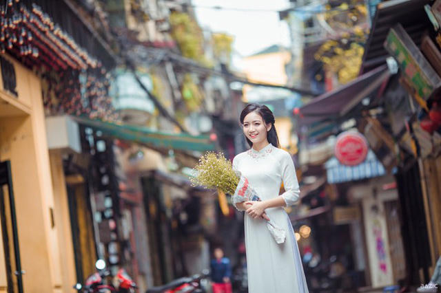 Đã 5 năm làm nghề "gõ đầu trẻ" nhưng cô giáo Hồng Anh vẫn bị mọi người nhầm là học sinh của trường vì quá trẻ trung