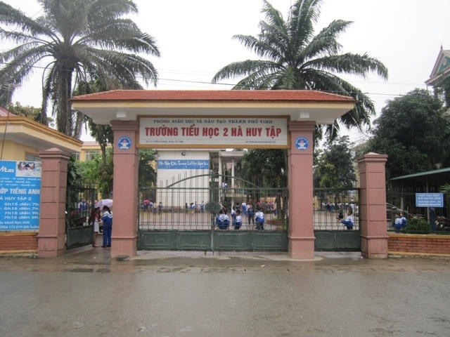 Trường Tiểu học Hà Huy Tập bị "cắt" chuẩn do sỉ số học sinh/lớp vượt quá quy định.