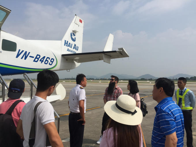 Trong quá trình ghi hình, đạo diễn luôn thân thiện với đội ngũ phi công và đoàn làm chương trình. Anh được mọi người tại vịnh Hạ Long tiếp đón khá niềm nở. Đoàn sẽ tiếp tục ghi hình và trở về trong ngày bằng thủy phi cơ của Hàng không Hải Âu. Dự kiến, đạo diễn và đoàn làm chương trình sẽ trở về sân bay Nội Bài vào tầm 16h30 chiều.