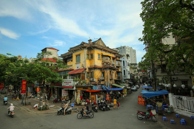 Phố phường Hà Nội nhìn từ trên tầng 2 xe buýt.