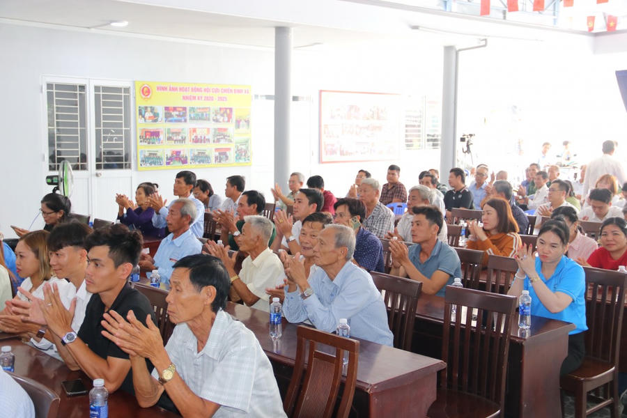 Đại diện Ủy ban MTTQ Việt Nam tỉnh, lãnh đạo xã Khánh Hưng cùng cử tri tham dự Hội nghị.