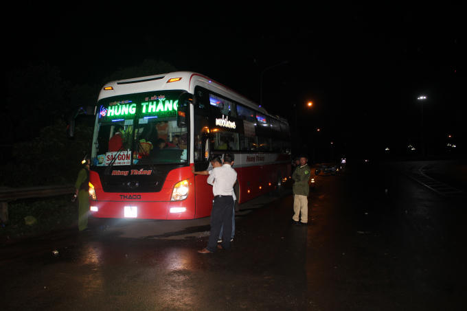 Chiếc xe bị nhóm thanh niên chặn đánh.