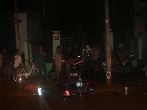 Hiện trường vụ tai nạn giao th&ocirc;ng nghi&ecirc;m trọng khiến 3 người thương vong trong đ&ecirc;m. Ảnh: B&aacute;o C&ocirc;ng An TP. HCM