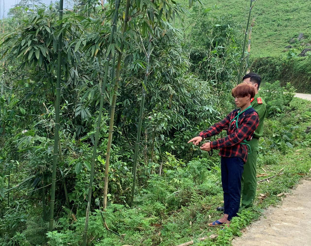 Công an đang cho đối tượng thực nghiệm lại hiện trường vụ án.