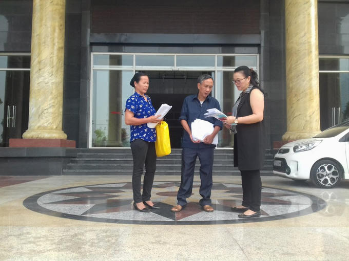 Ông Hàn Đức Long đến Tòa cấp cao nộp hồ sơ bổ sung về việc yêu cầu bồi thường oan sai.