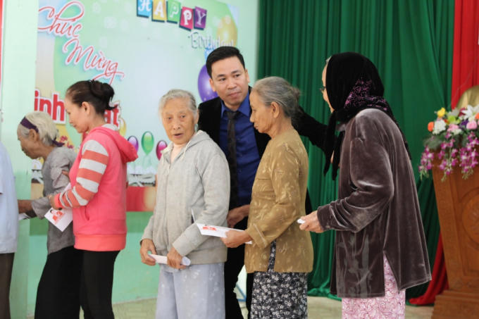 Danh ca Ngọc Sơn trao hơn 300 triệu cho đồng bào vùng bão lũ Quảng Nam