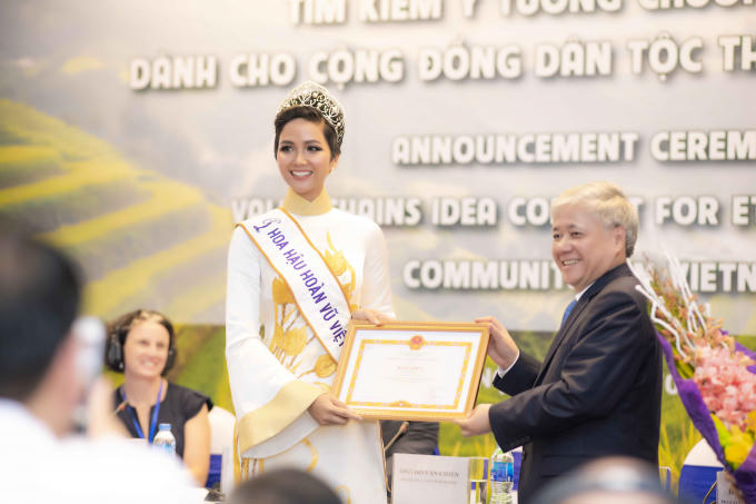 Hoa hậu H'hen Ni&ecirc; đội vương miện, khoe vẻ đẹp dịu d&agrave;ng trong t&agrave; &aacute;o d&agrave;i