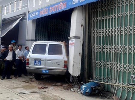 Xe ô tô tông sập cửa kéo, hất văng bình hơi ô tô ra ngoài.