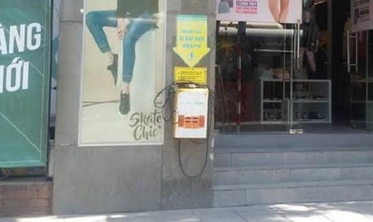 Trạm sạc xe điện miễn phí trên đường Điện Biên Phủ vắng bóng người.